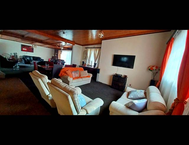 3 BEDROOM FREEHOLD FOR SALE IN KENLEAF